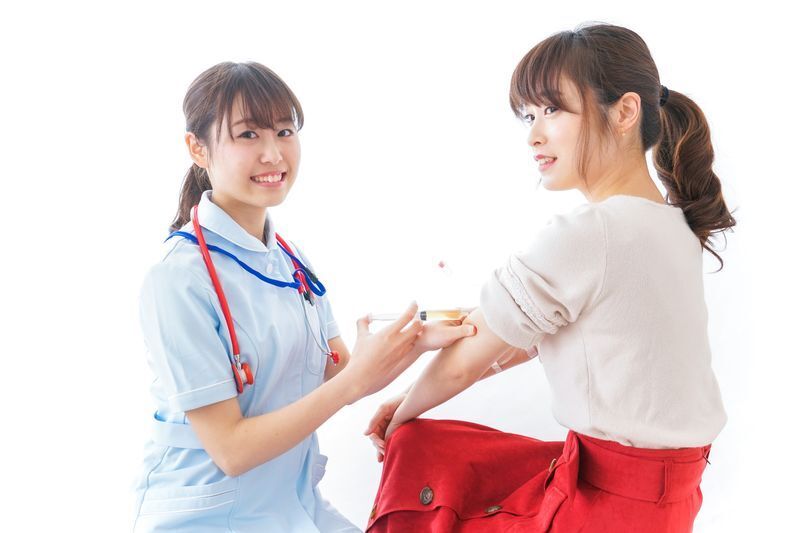 予防接種イメージ(実際の接種では互いにマスクをつけます)