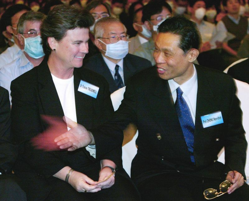 右の男性が鍾南山さん。03年に香港で行われたSARS対策のシンポジウムにて撮影