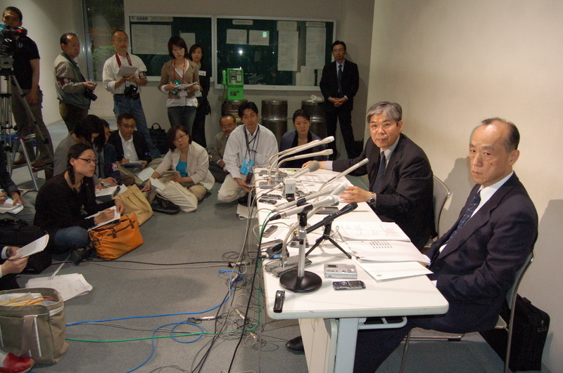 第１回専門家会議後の記者会見の様子。左側が平田健正座長（２００７年5月）