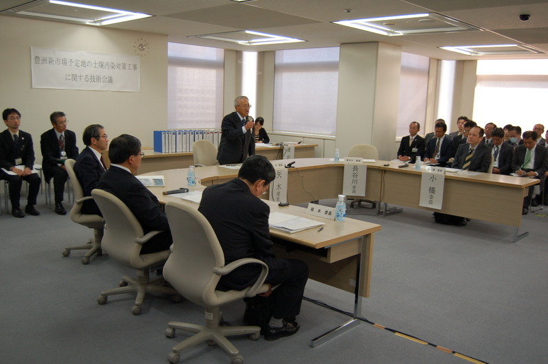 11月27日、都庁で行われた技術会議で挨拶する新座長の矢木氏