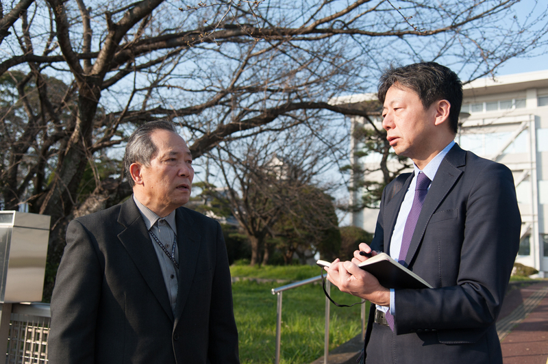 大分地裁中津支部の前で松本代表に話を聞く筆者（右）