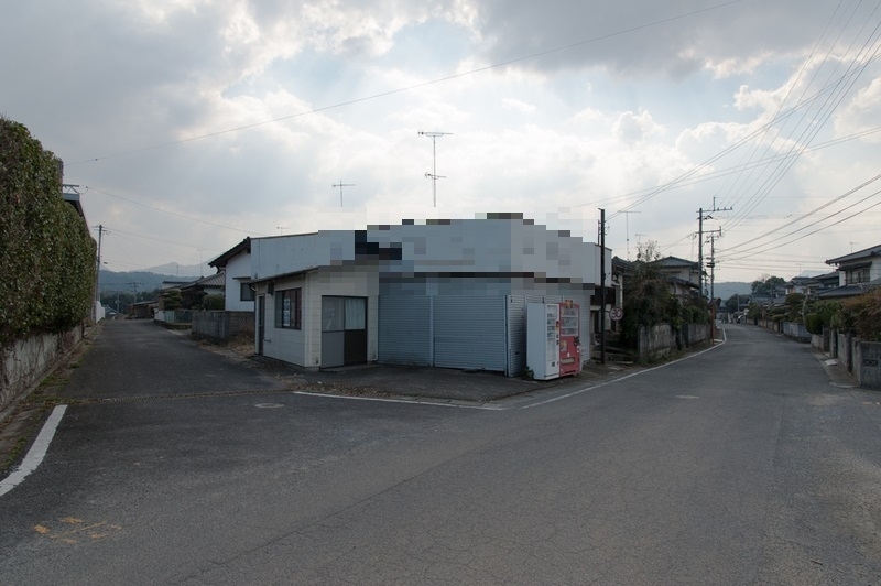 こども園の側から見た被告の自宅。かつては商店を営んでいた(画像の一部を加工しています)