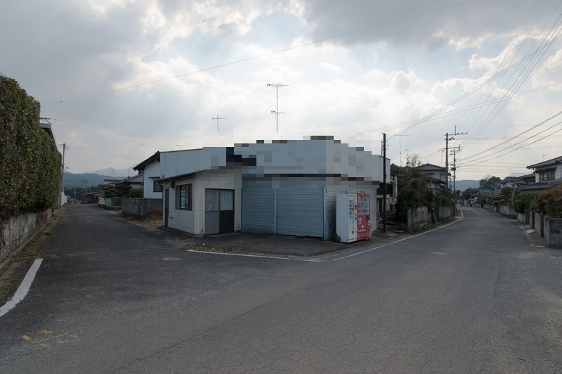 こども園の側から見た被告の自宅。かつては商店を営んでいた（画像の一部を加工しています）