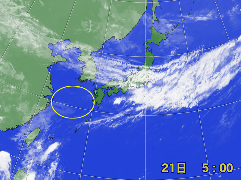 21日午前5時の気象衛星画像。台風4号の雲は崩れているが…