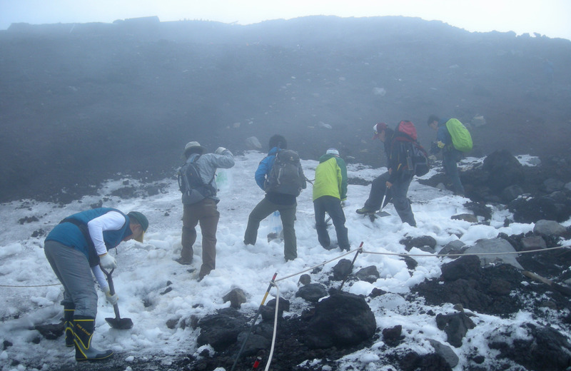 吉田口登山道でおこなわれた、雪かきなどの登山道整備。写真は9合目（標高3600メートル）付近。