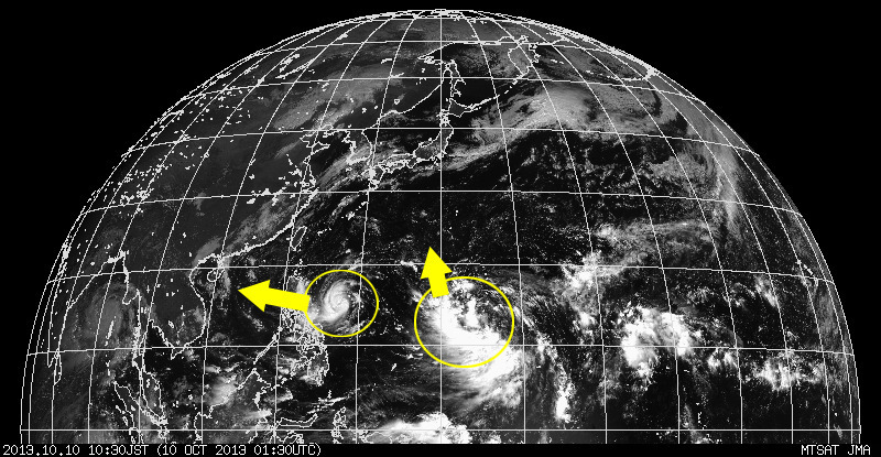 10日午前の気象衛星画像。黄色の円の西側が台風25号。東側が台風26号に。