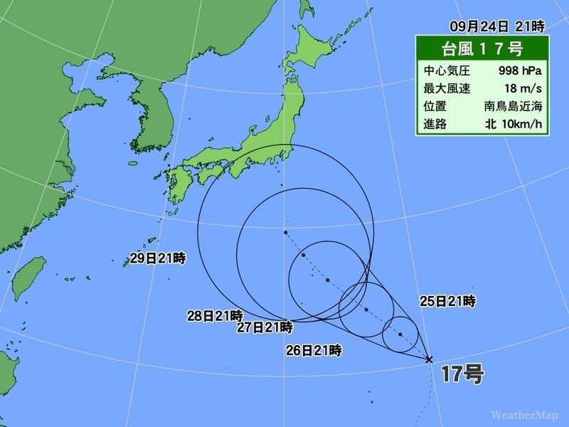 台風17号の予想進路図（24日午後9時）。予報の幅が大きいため、予報円が大きい。