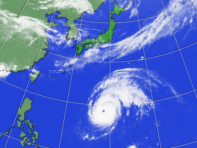 17日午後3時の気象衛星画像。南海上の台風7号が発達。眼がはっきりと見える。