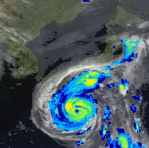 観測衛星でとらえられた雨（着色域）＜画像提供：JAXA＞