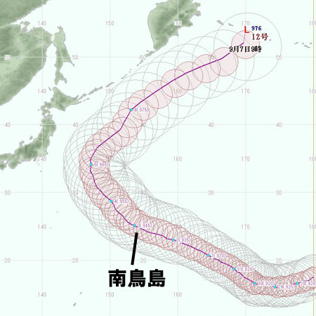 2006年台風12号の経路。赤い円は暴風域、薄茶色の円は強風域。