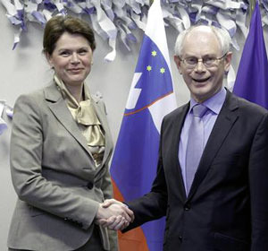 スロベニアのブラトゥシュク 首相（左）とファンロンパウEU大統領＝EU理事会提供