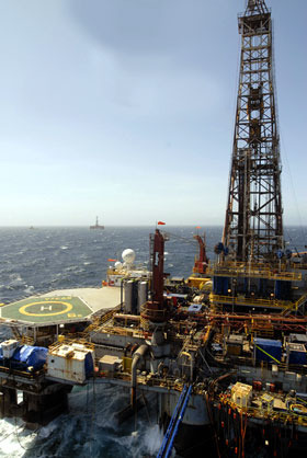 海底油田の掘削現場＝ＯＧＸサイトより