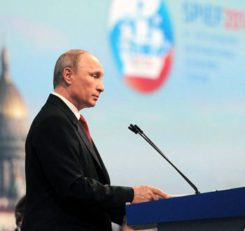 5月下旬、サンクトペテルブルクで開かれた国際経済フォーラムで講演するロシアのプーチン大統領＝大統領府サイトより