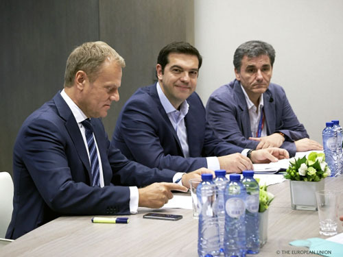 EU（欧州連合）のギリシャ救済協議（7月12日）に出席したギリシャのチプラス首相（中央）＝EUサイトより