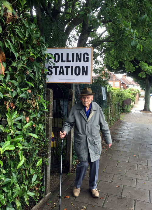 投票を終えたばかりの有権者＝ロンドン郊外ブロムリーの投票所で