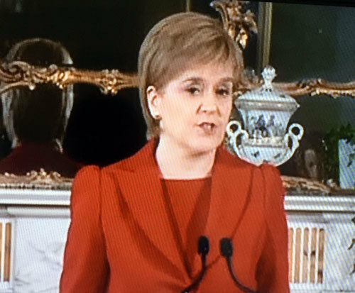 スコットランドのスタージョン行政府首相は英国ＥＵ離脱決定にもかかわらずＥＵ残留を目指して英国離脱の住民投票を検討すると表明した＝ＢＢＣテレビから