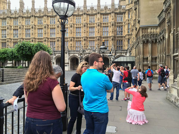 以前と変わらず観光客で混雑する英国議会
