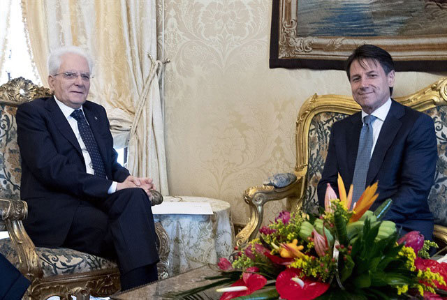 イタリアのマッタレッラ大統領（左）と会談する連立与党のコンテ首相候補。会談後、コンテ氏は大統領の反対を受け首相就任を断念した＝大統領府より