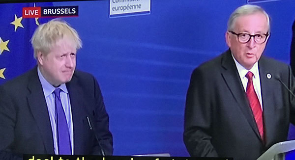 ジョンソン英首相（左）は10月17日、新離脱協定でEU（欧州連合）と合意し、ジャン・クロード・ユンケル欧州委員会委員長（右）と共同記者会見に臨んだ＝英BBCテレビより