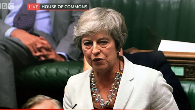 テリーザ・メイ前首相は10月19日の下院本会議でボリス・ジョンソン首相の新離脱協定を支持するよう訴えた。メイ前首相が下院でブレグジット（英ＥＵ離脱）問題について発言するのは6月の党首辞任以来初めてだった＝英BBCテレビより