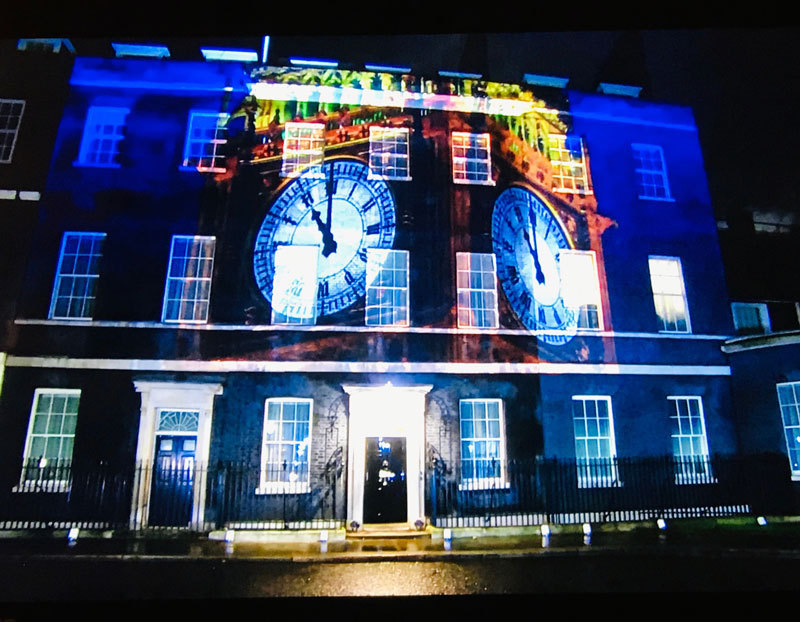 ジョンソン首相は首相官邸の外壁にビッグベン（国会議事堂の時計台）と英国連邦のユニオンジャック旗をプロジェクションマッピングで映し出しＥＵ離脱のカウントダウンを演出＝英BBCテレビより