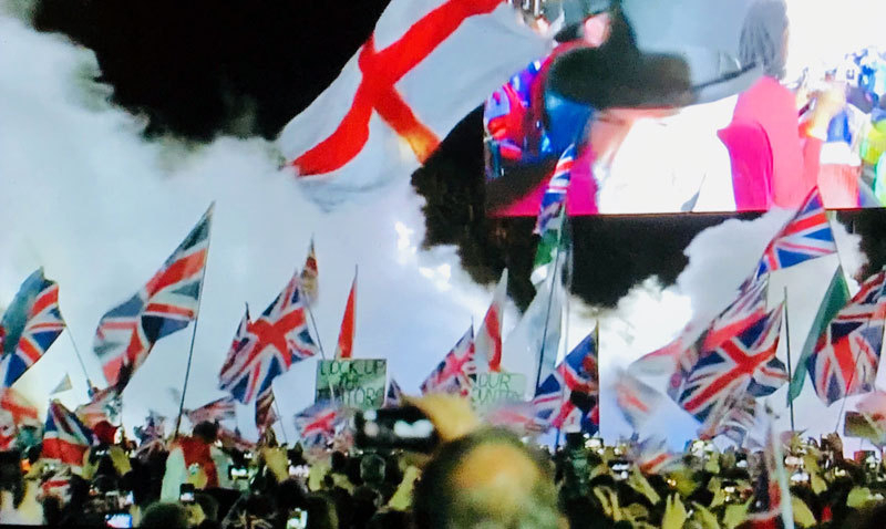 1月31日夜11時、英国ＥＵ離脱を祝って英国連邦のユニオンジャック旗を振るロンドン市民＝英ＢＢＣテレビより