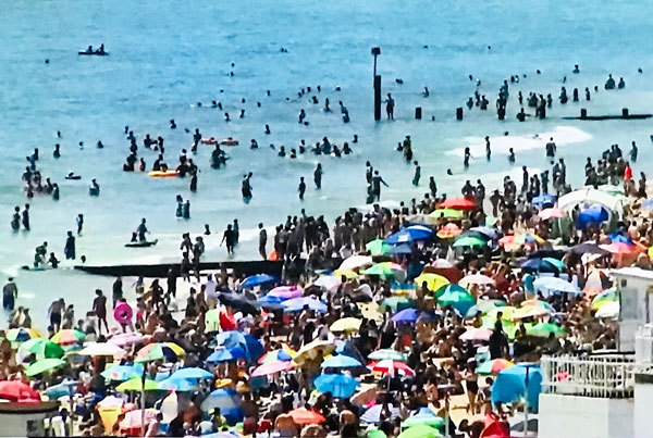 6月下旬、ロックダウン緩和を受け、大勢の市民がイングランド南部の海浜リゾート・ブライトンの砂浜に大挙して押しかけ、政府は急きょ、感染防止の観点から帰宅するよう呼び掛けた＝英スカイニュースより