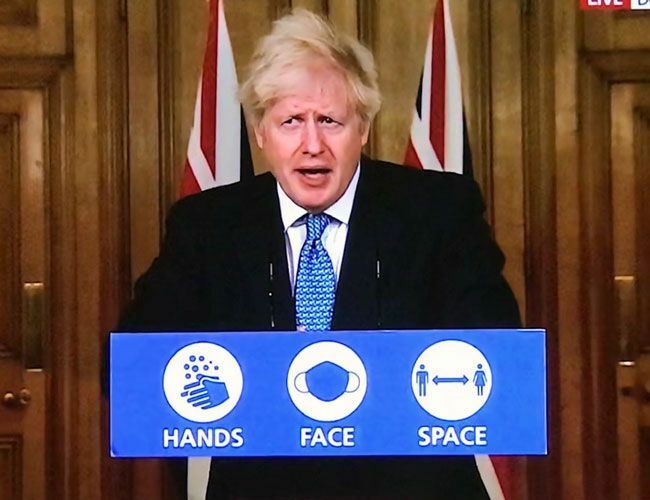 ジョンソン英首相は１２月１９日、記者会見し、変異型の新型コロナウイルスによる感染がロンドンやイングランド南東部で急拡大し、ロックダウンを発表した＝英スカイニュースより