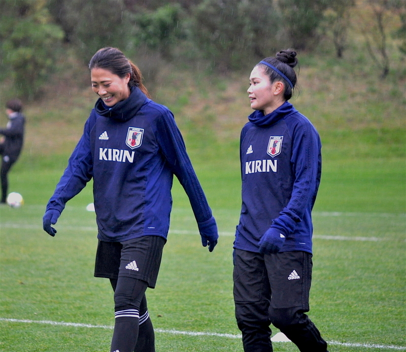 チームに活気を与える宇津木と川澄（写真：Kei Matsubara）