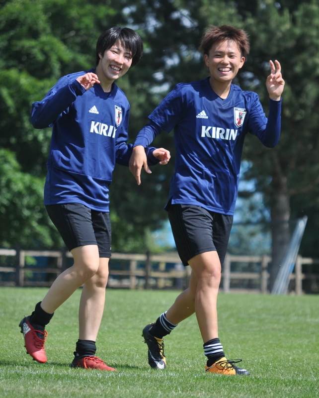 オフザピッチでは笑顔が絶えないチームだ。（左から遠藤純・南萌華/写真：Kei Matsubara）