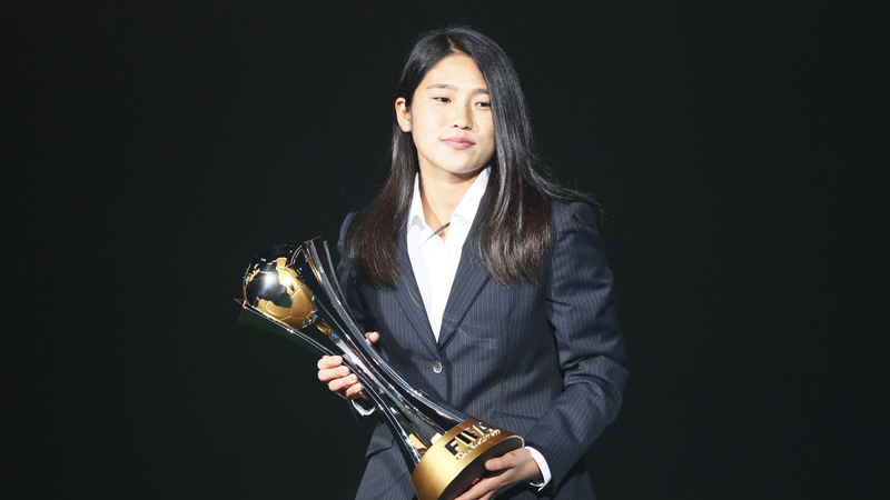 U-17女子W杯では大会MVPに（2016 FIFAクラブW杯表彰式 写真：長田洋平/アフロスポーツ）