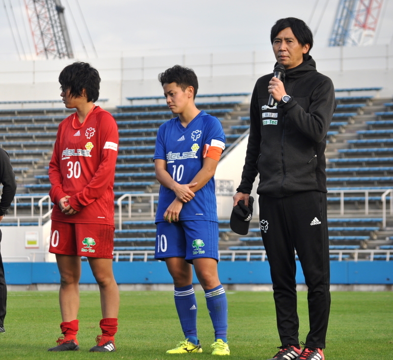 試合後、サポーターに挨拶する小嶺監督（写真：Kei Matsubara）