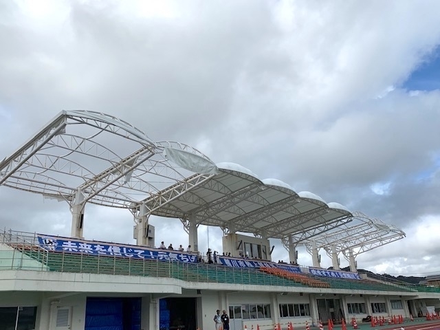 鴨川市陸上競技場の屋根はまだ台風の爪痕を残していた（筆者撮影）