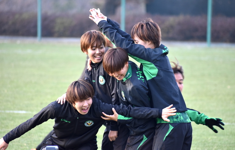 試合翌日、ゲーム形式の練習では笑顔も見られた（左から遠藤純、植木理子、菅野奏音、西村清花/筆者撮影）