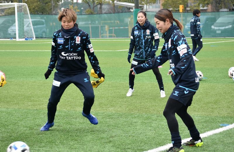(左から)三宅史織、伊藤美紀、成宮唯