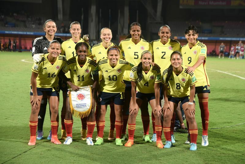 U-17コロンビア女子代表。カイセードは下段左から2番目（C）2022 FIFA