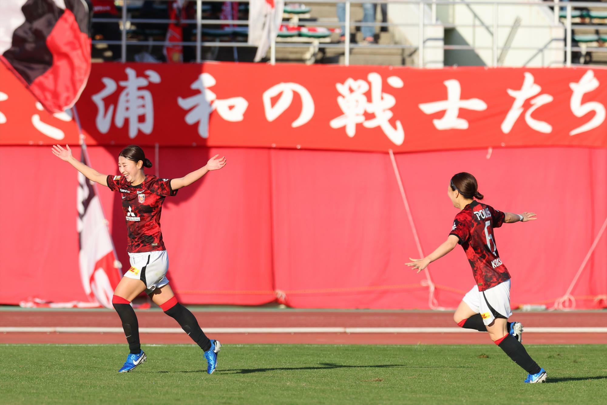 塩越柚歩（左）のスーパーゴールで均衡を破った（写真提供：WEリーグ）