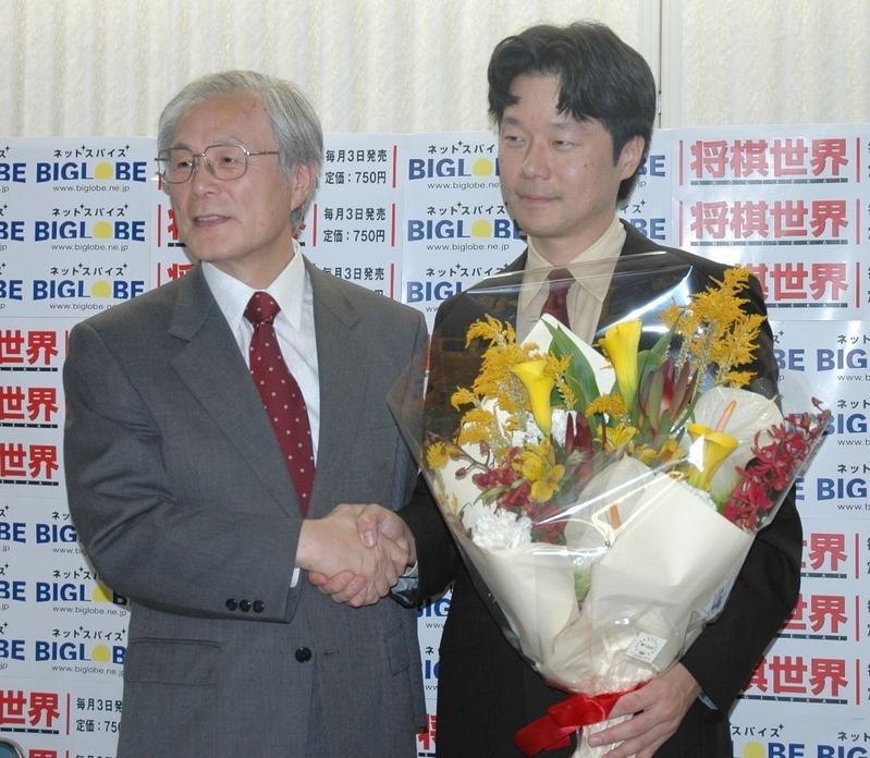 2005年、編入試験合格後、米長邦雄・将棋連盟会長と握手する瀬川新四段（当時）：撮影筆者