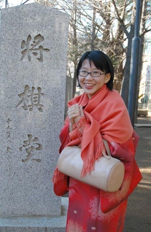 2005年正月、千駄ヶ谷・鳩森神社にて、藤田麻衣子さん（撮影：松本博文）