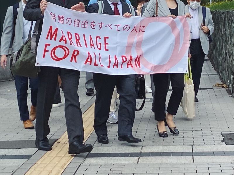 札幌地裁に入廷する原告ら(筆者撮影)