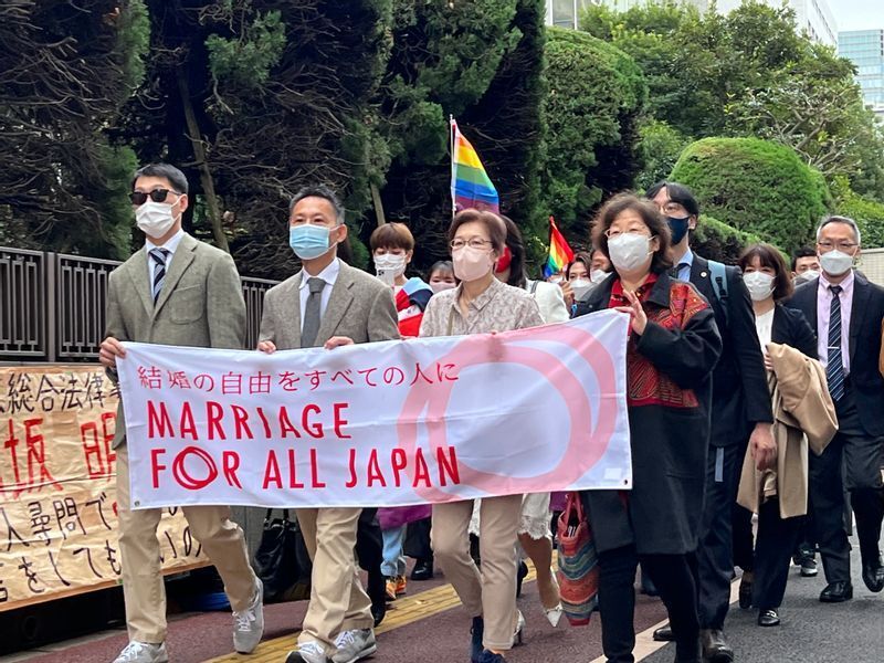 東京地裁に入廷する原告ら(筆者撮影)