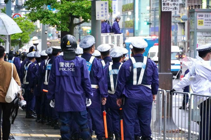 全国から多数の警察官が広島市内に集まり、各所で交通規制が行われていた（筆者撮影）
