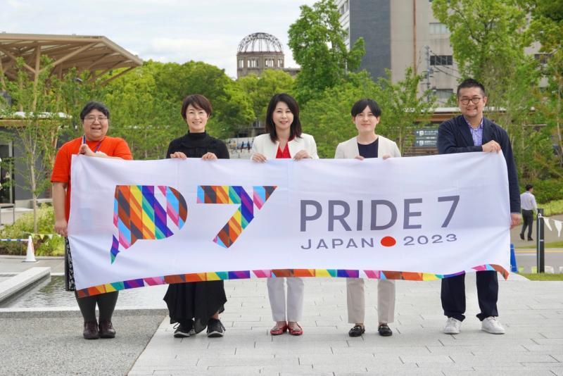 ひろしまゲートパークで撮影する「P7(Pride7)」メンバー（筆者撮影）