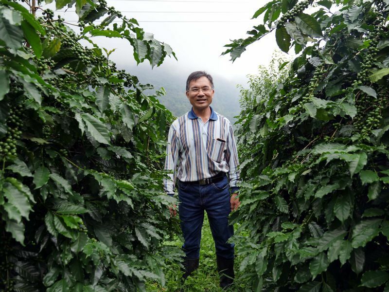 嵩岳咖啡莊園のオーナー、郭章盛さん。父親の茶園を引き継いだ。生産する「ゲイシャ」からはトロピカルフルーツや洋酒の芳香が立ち上る。2020年CQIスペシャルティ珈琲認定89.25分 世界1位