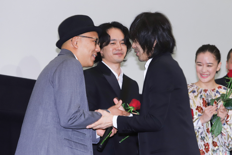 9月28日の公開記念舞台あいさつには主題歌を担当する宮本浩次も祝福に駆けつけた(筆者撮影)
