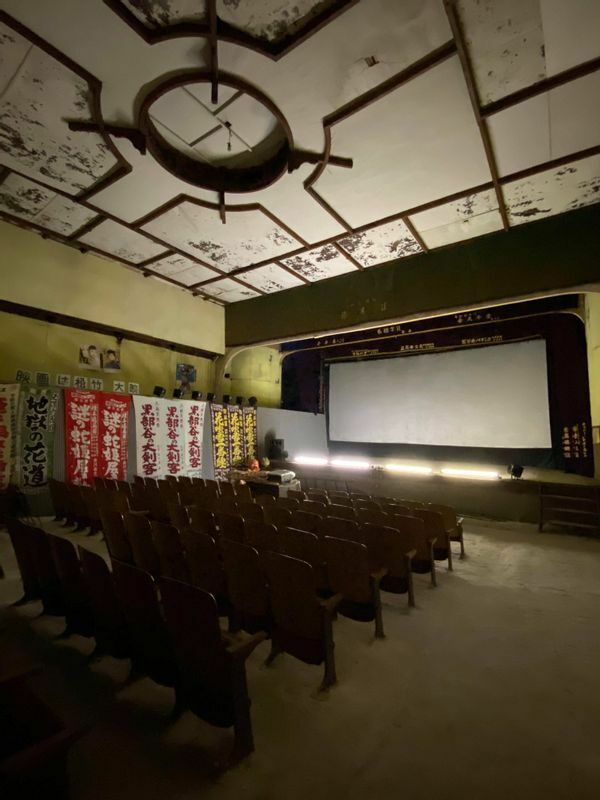 本宮映画劇場の客席、スクリーン（写真：著者提供）