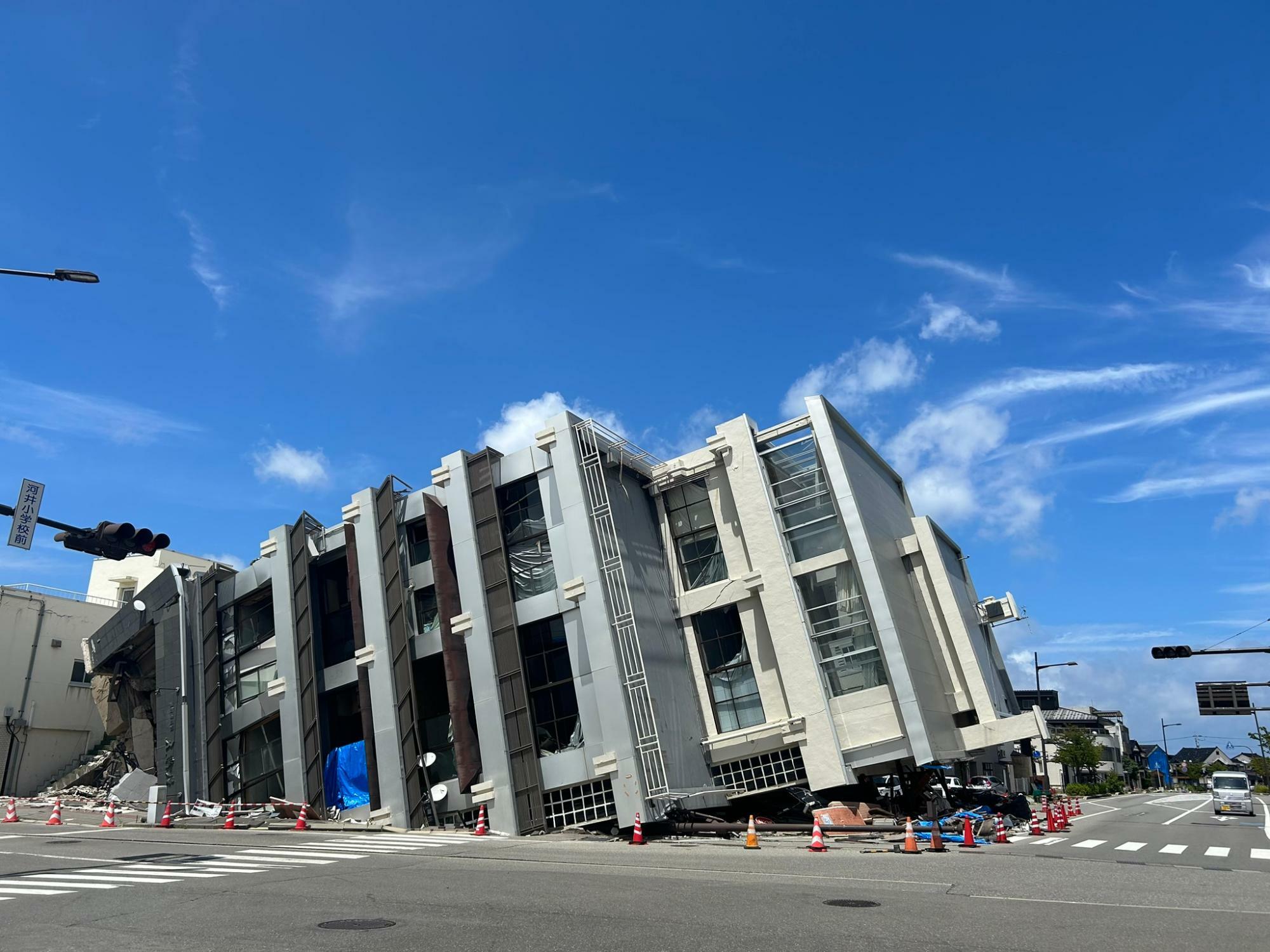 輪島市の街中では、倒壊したまま、手つかずとなっている建物も多い（写真：筆者撮影）