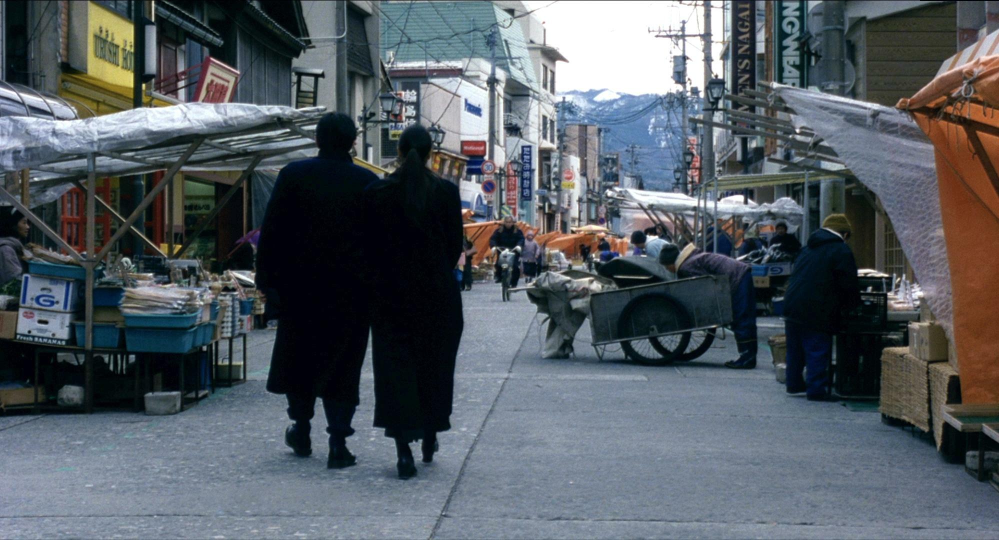 『幻の光』より。輪島朝市の風景　(c)1995 TV MAN UNION（写真：配給提供）