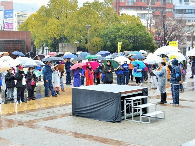 神戸市立中央体育館のスタート地点。あいにくの雨だったが、多くの人たちが参加した