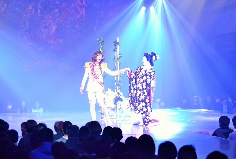 宝塚歌劇団で男役を演じた彩輝なおさん(左)と女形の中村壱太郎さんが共演